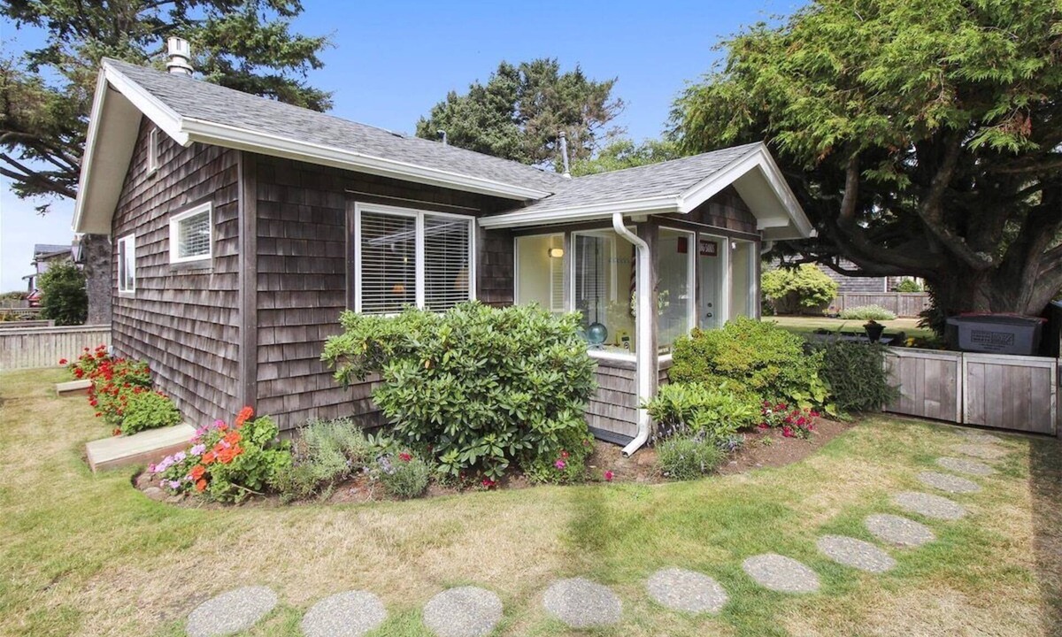 Downtown Cannon Beach Cabin | Singing Sands - Built in 1920!