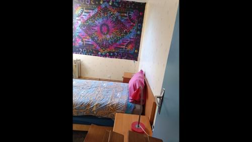 Fruges House | Single bed with a large desk
