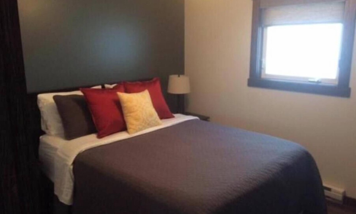 Rocky Harbour House | Single Bedroom Green Bungalow