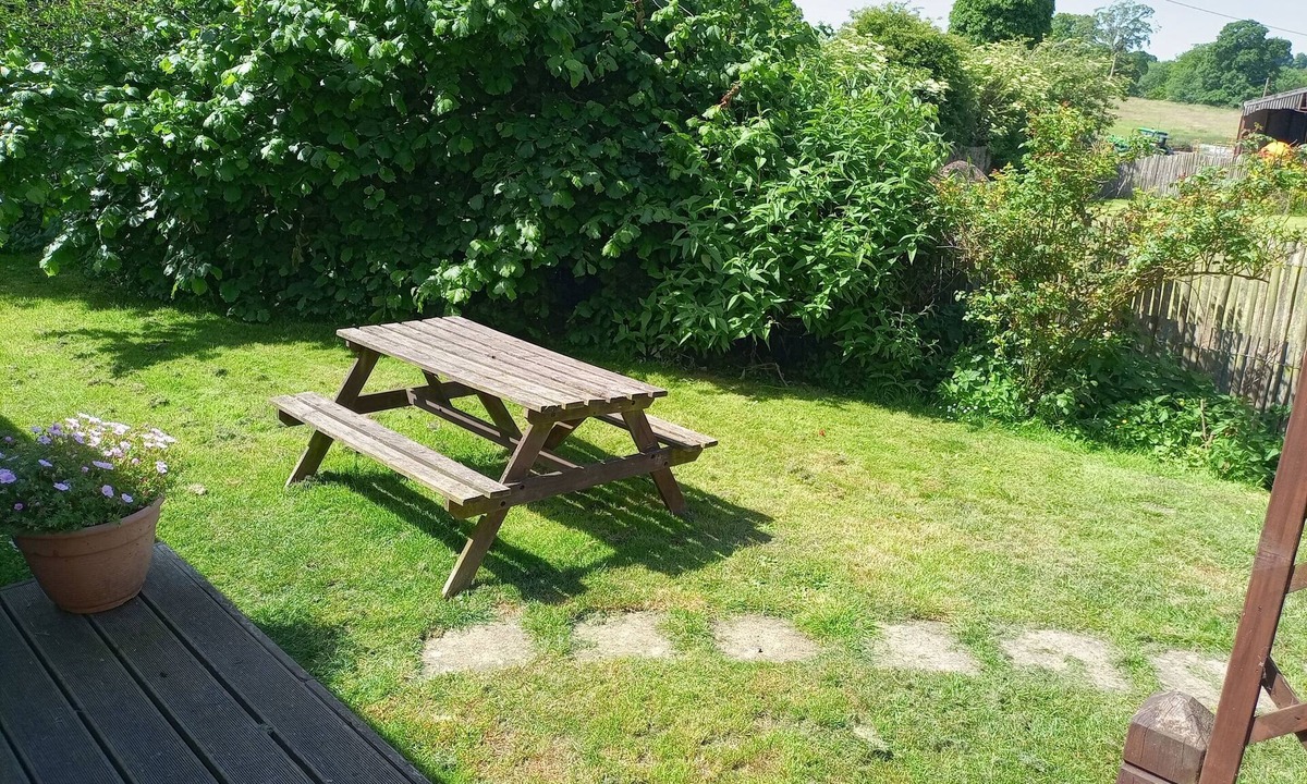 East Tisted Bed & Breakfast | Single Ensuite at Flossie's B&B