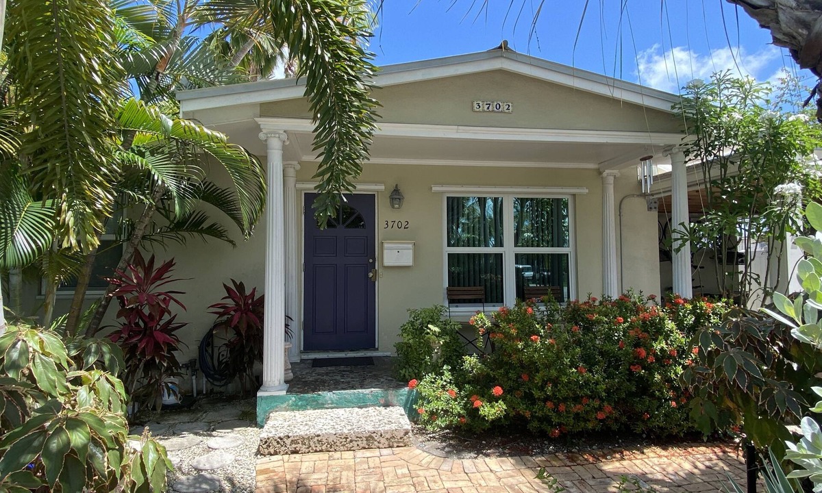 New Town House | Single Family Home, 3 Bedroom, 2 Baths, Pool. Great Value!