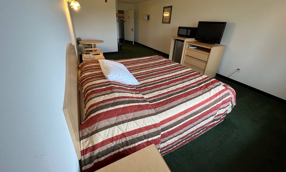 Red Bud Bed & Breakfast | Single King Suite with Free Breakfast and Parking!