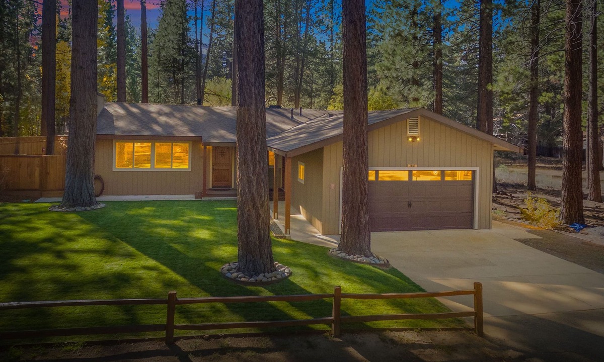 South Lake Tahoe Cabin | Single Level ✔Great Location✔Hot tub✔ Pool Table✔Arcade✔Shuffleboard✔Gym