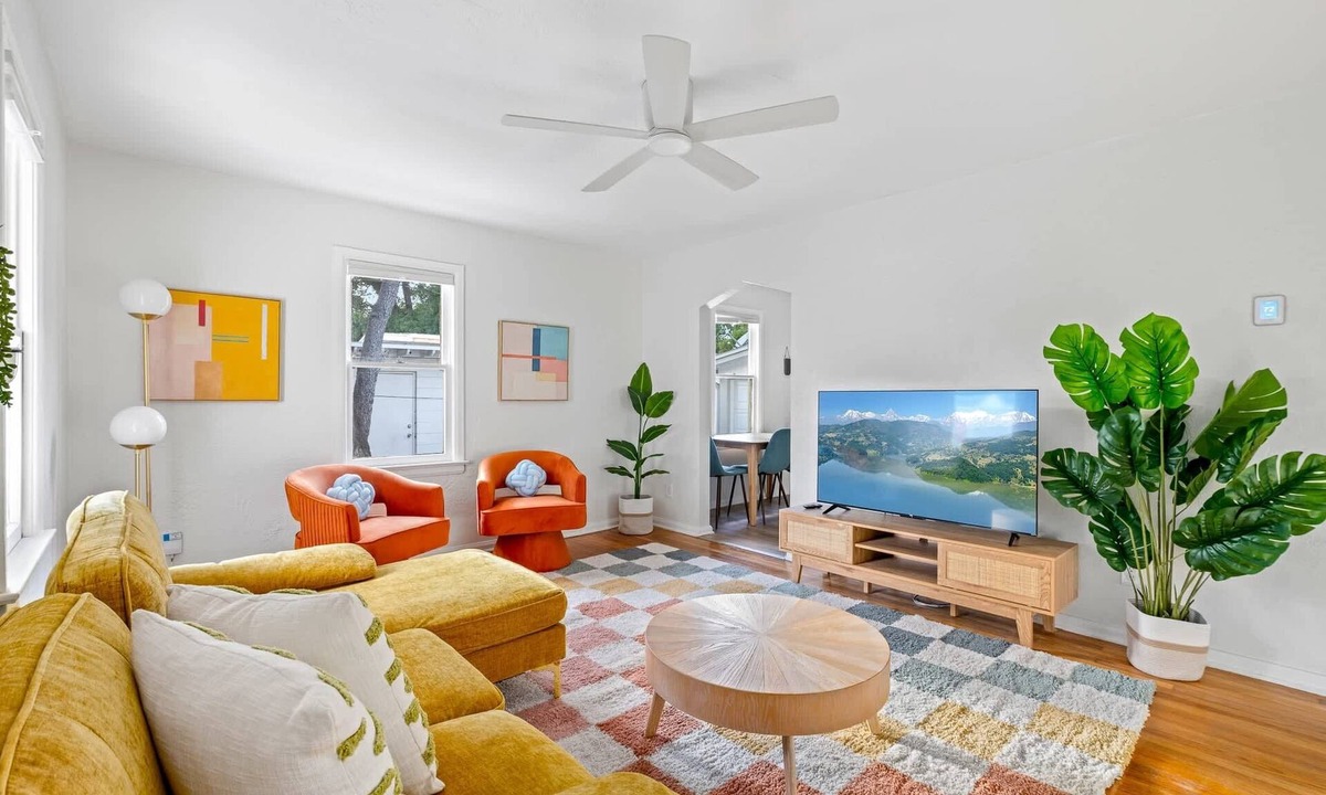 College Park House | Single-level home w/fire pit & grill patio