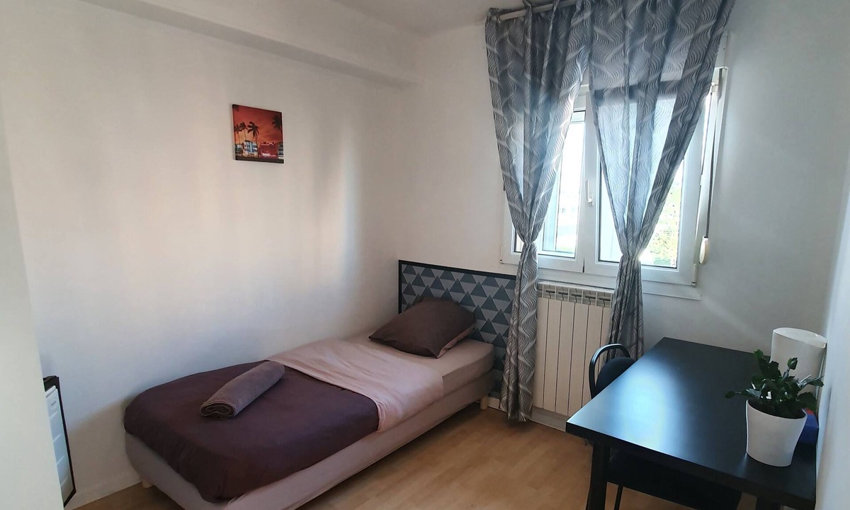 Vandoeuvre-les-Nancy House | Single room with shared bathroom