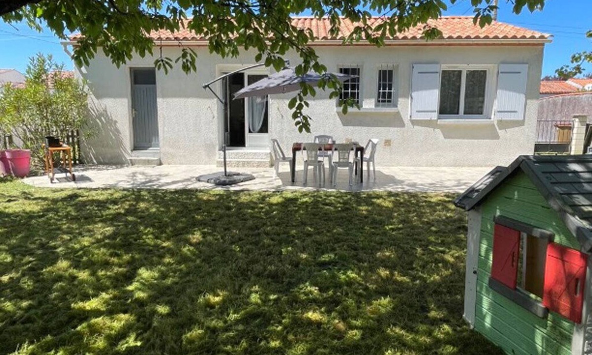 Saint-Vincent-sur-Jard House | Single-storey house, very quiet, enclosed and secure garden, 200m from the beach and pine forest.