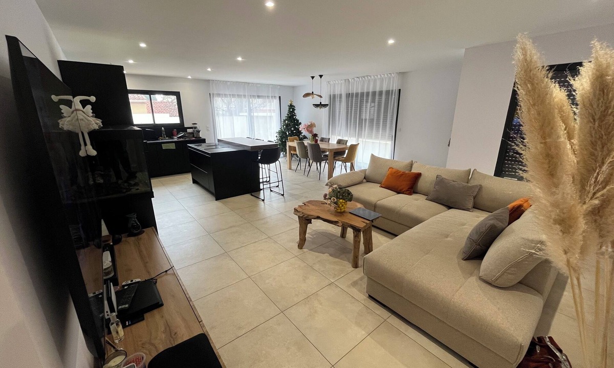 Baixas House | Single-storey house with swimming pool in a very quiet area