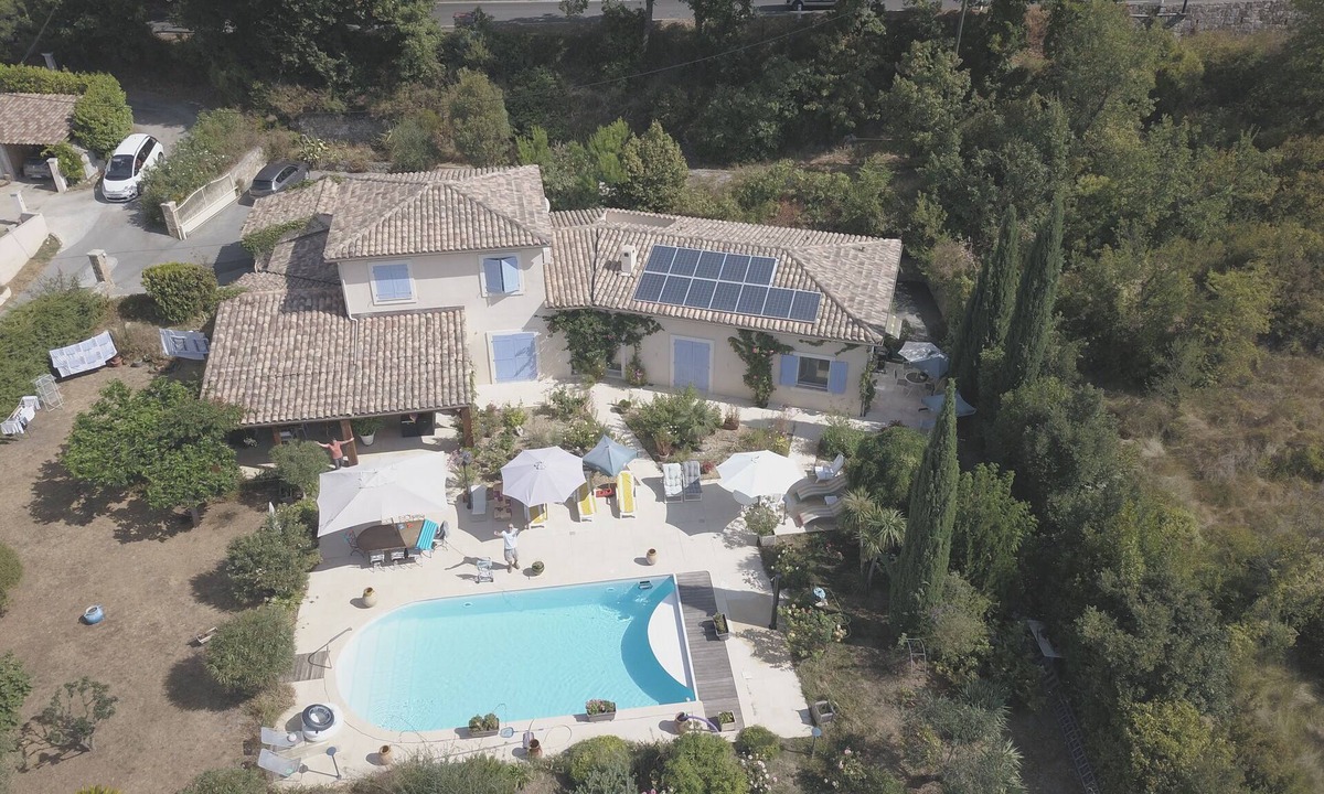 Callian Apartment | Single storey studio, private swimming pool, secure parking