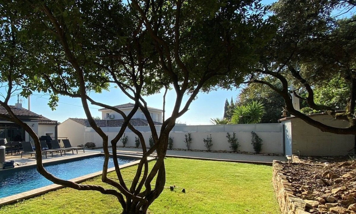 Caveirac House | Single-storey villa with pool