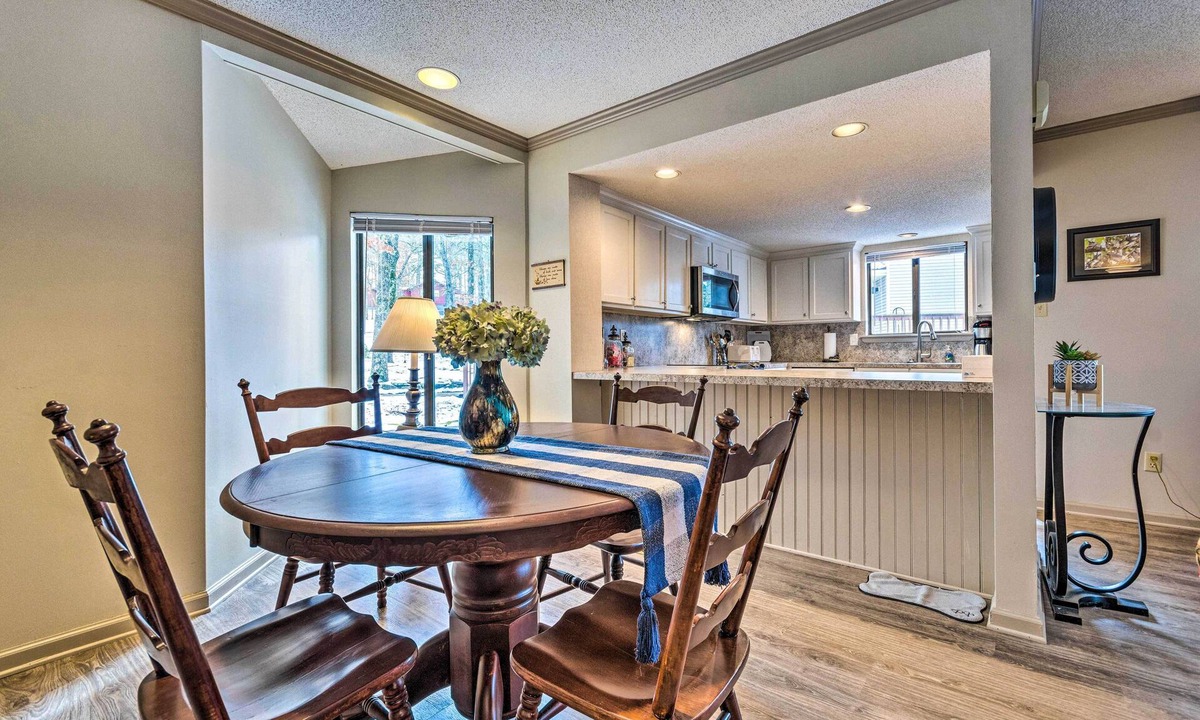 Fairfield Bay Apartment | Single-story Fairfield Bay Condo w/Deck!