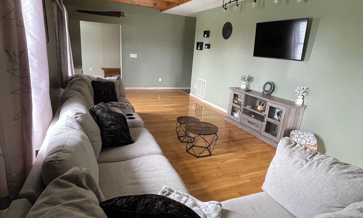 Cobden House | Sip & Stay at StarView Vineyards
