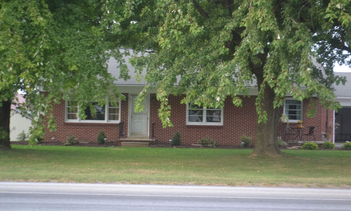 Gordonville House | Sit on the porch and watch all the buggies pass bynnn nnnnnnnnnnnnnnnn
