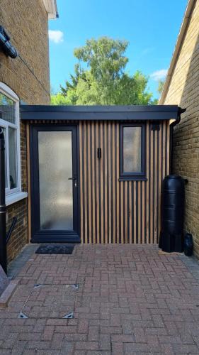 Bobbing Apartment | Sittingbourne 1 bed self-contained annex, with parking