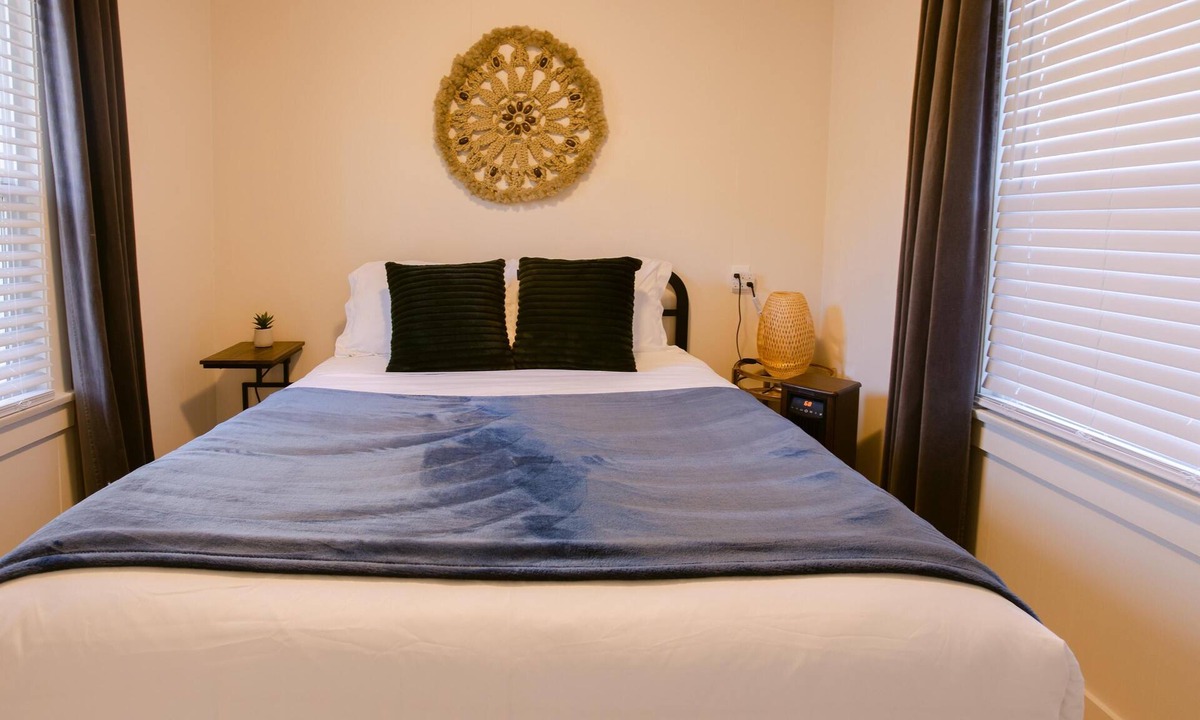 Gold Hill Apartment | Situated in a Gold Hill neighborhood that offers the convenience of I-5 access and the beauty of Rogue River views. A perfect, quick stopover point.