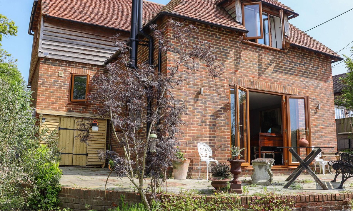 Beckley Cottage | SIX ACRES HOUSE, pet friendly, with open fire in Peasmarsh