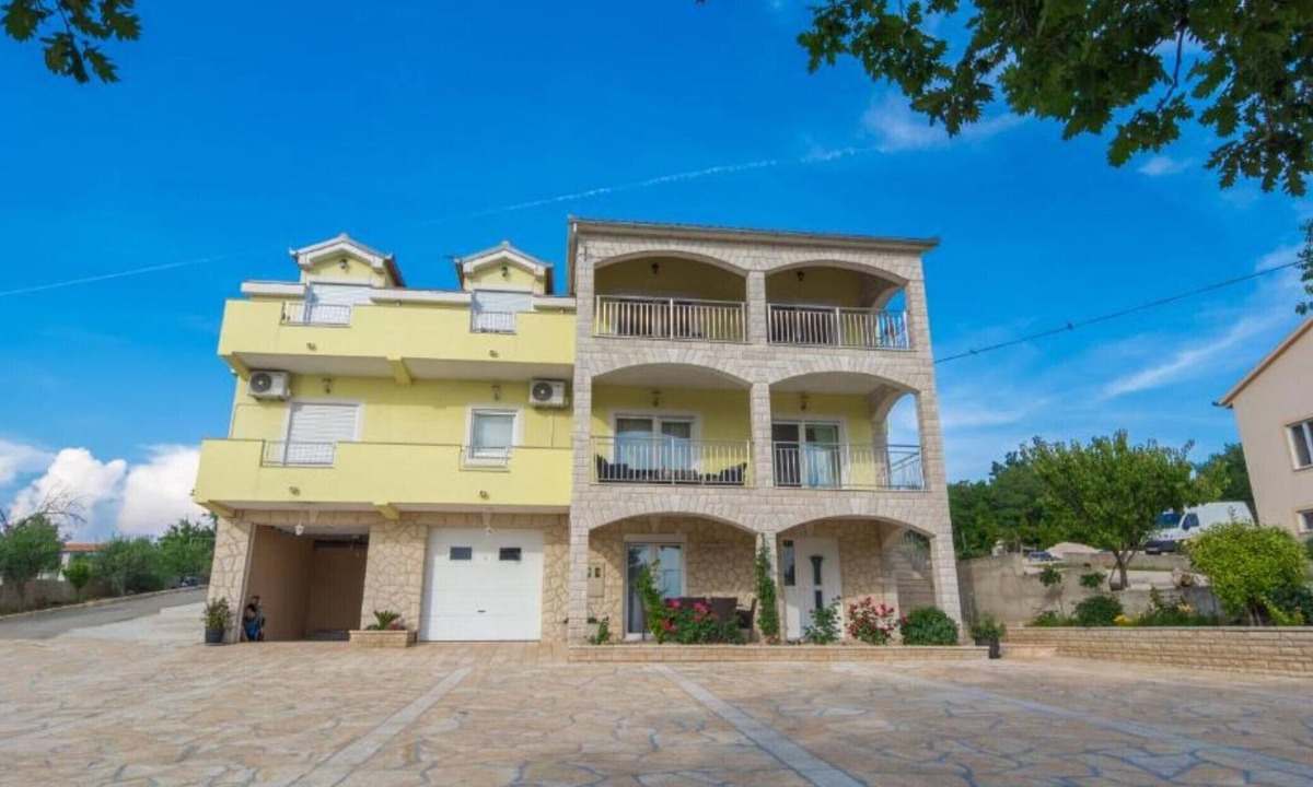 Lisicici House | Six Bedroom Holiday House With Pool