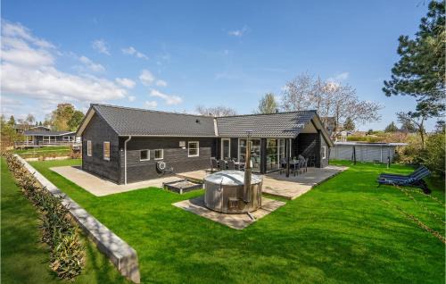 Egsmark Strand House | Six-Bedroom Holiday Home In Ebeltoft