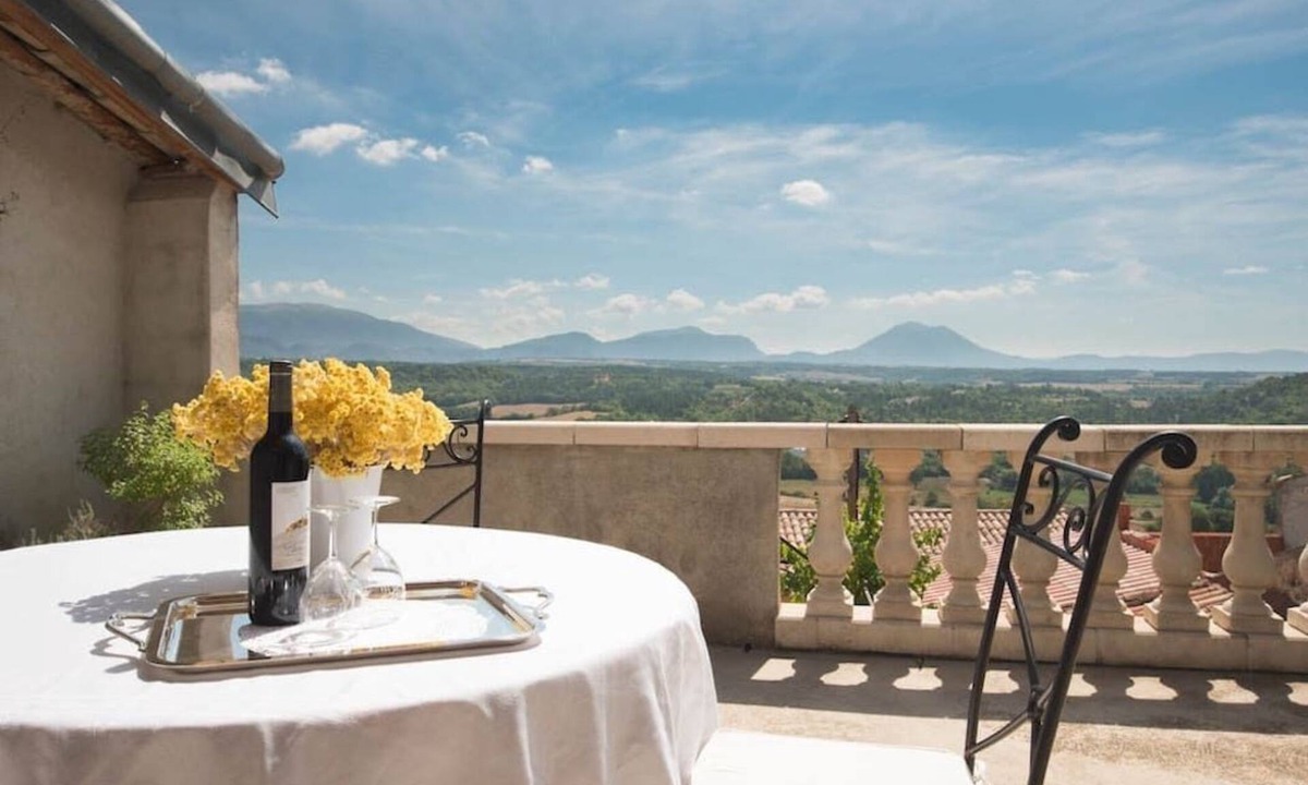 Puimoisson Bed & Breakfast | Six candles were counted to me.