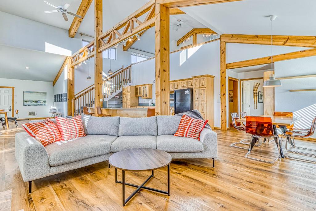 Bend House | Six Mountain View