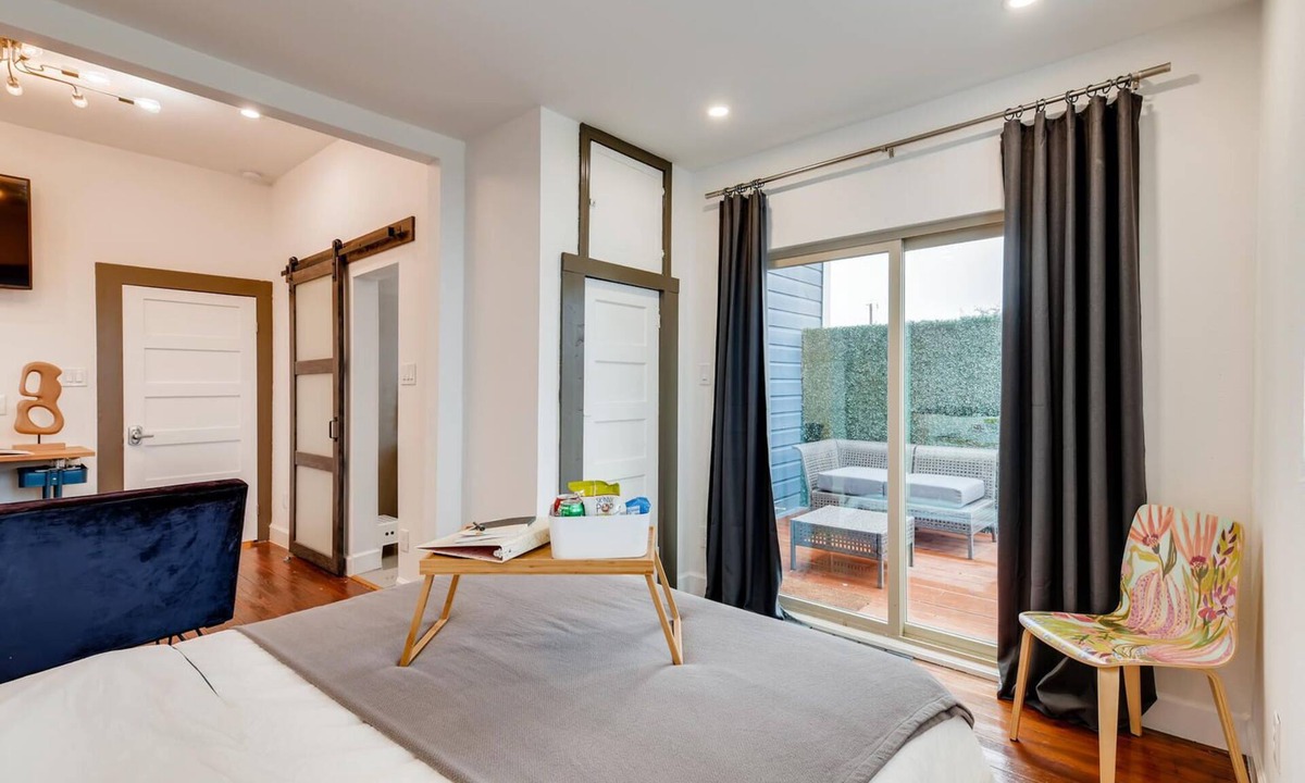 Near East Side Apartment | SJ3Contemporary Exclusive Suite Downtown San Antonio
