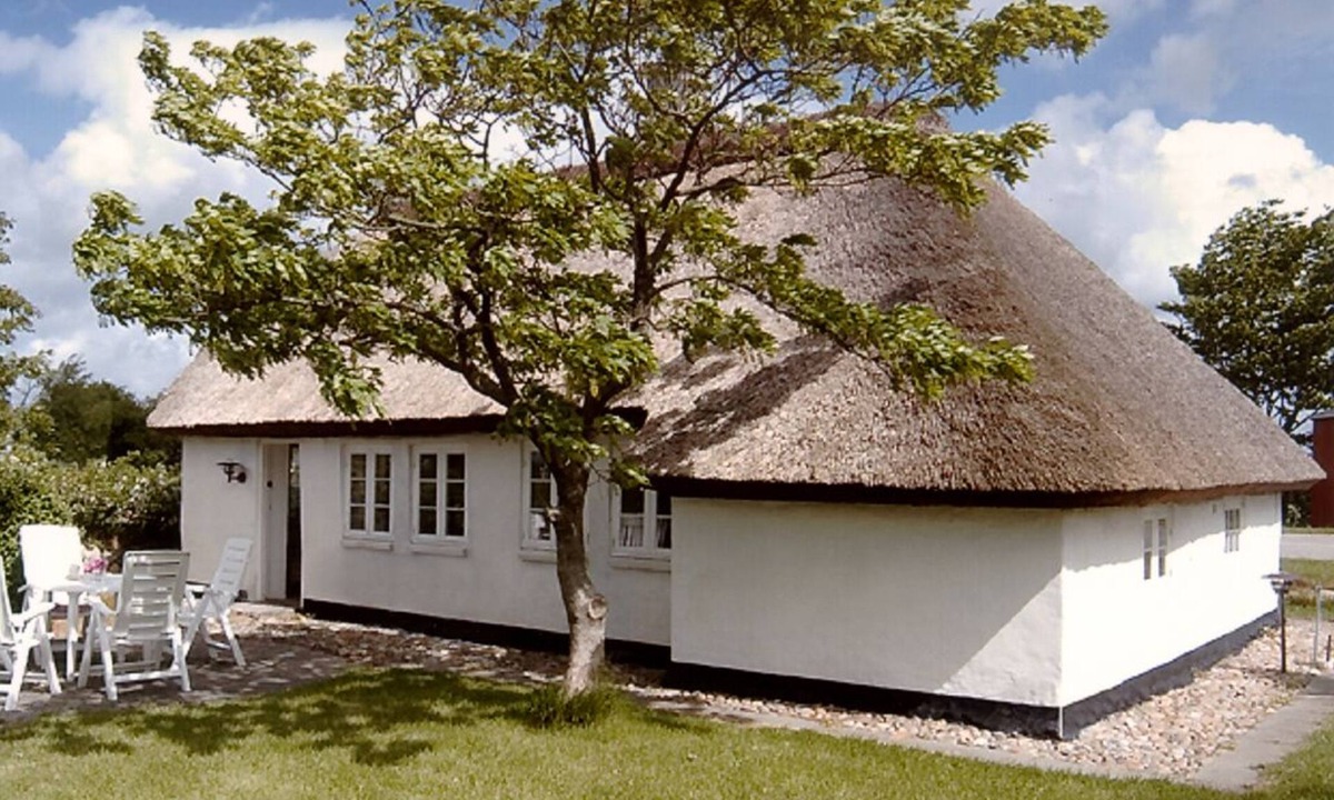 Nykobing Mors Cottage | Skarum, Mors. Beautiful thatchroofed holiday cottage located near the Limfjord