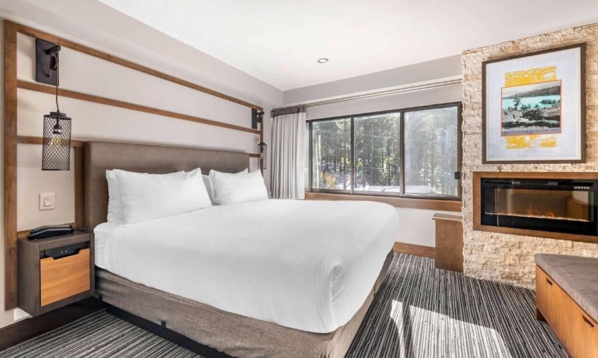 South Lake Tahoe Hotel | Ski Adventure! Minutes from Aerial Tramway & Gunbarrel Express! Parking, Pool!