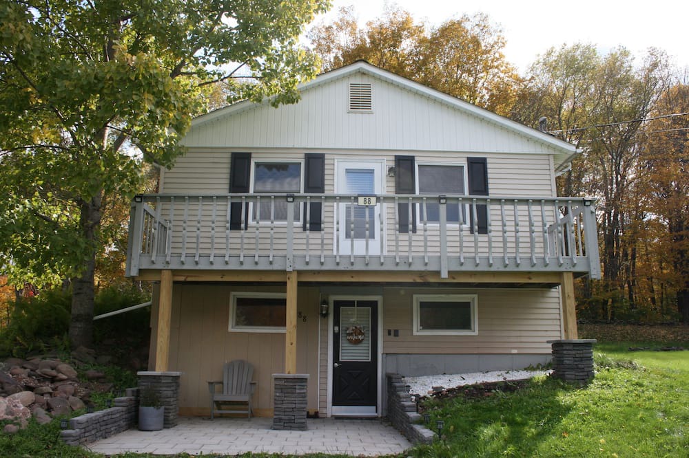 Roxbury House | Ski getaway 5 minutes to Plattekill Mountain + arcade games! Nearby Belleayre