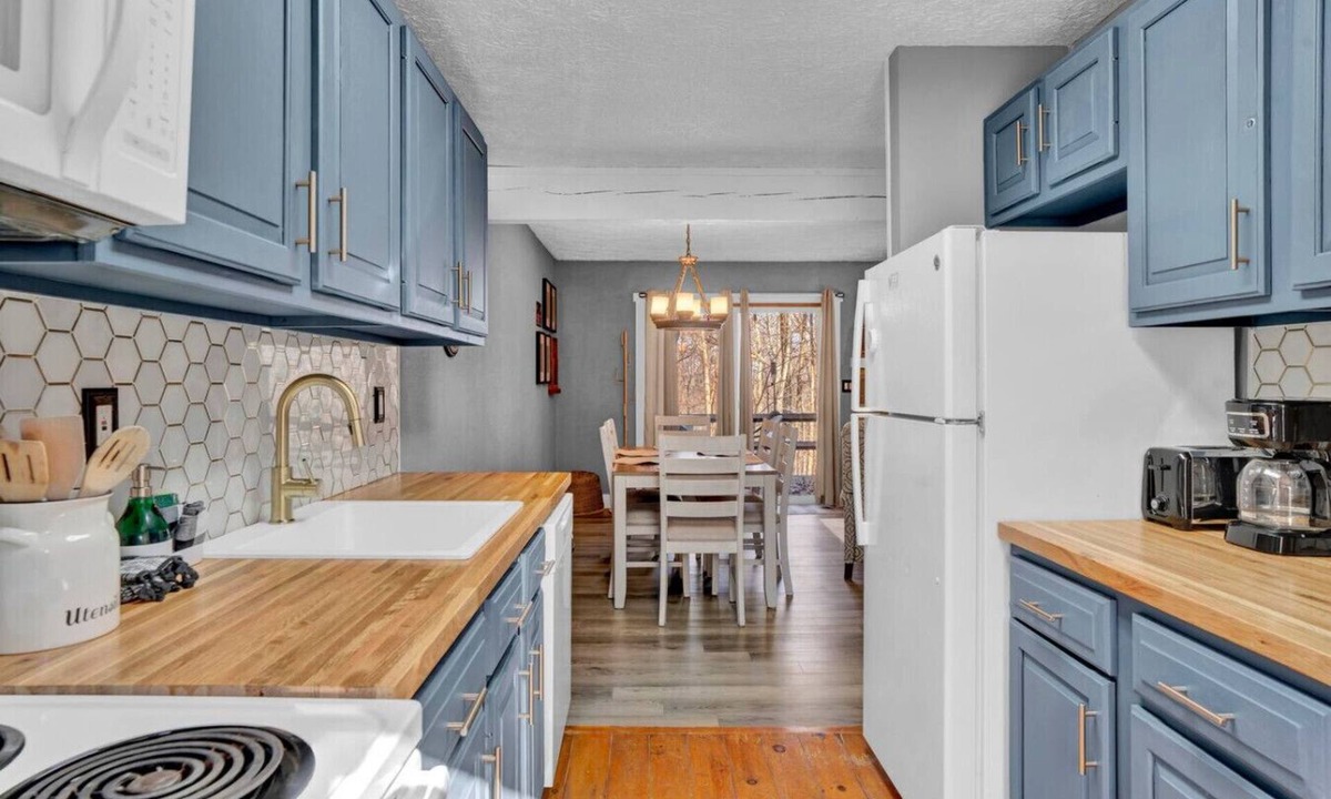 White Haven House | Ski & Golf Retreat: Cozy Townhome in Lake Harmony