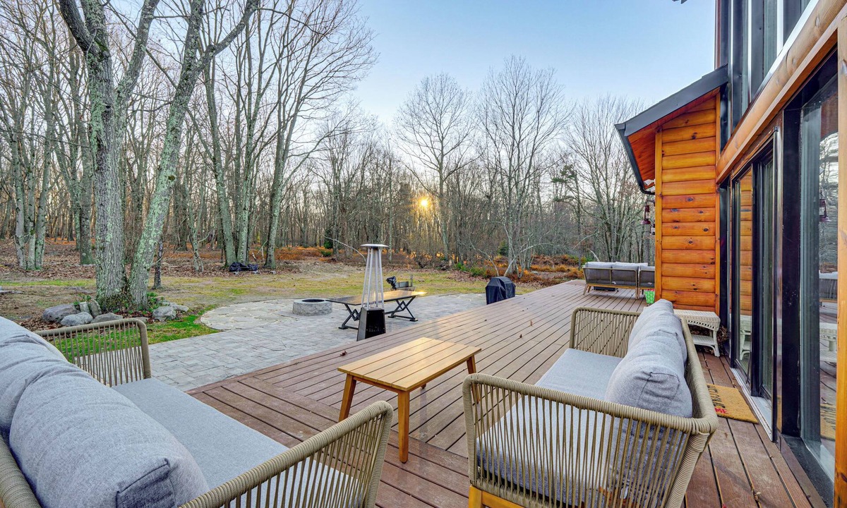 Pocono Summit Cabin | Ski, Hike & More: Spacious Log Cabin in Long Pond
