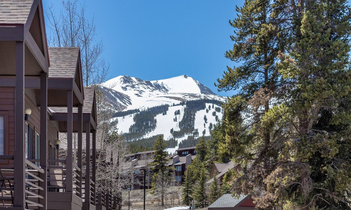 Four O'Clock Condo | Ski-In. Hot Tub. Sauna. Private Balcony.Easy walk.