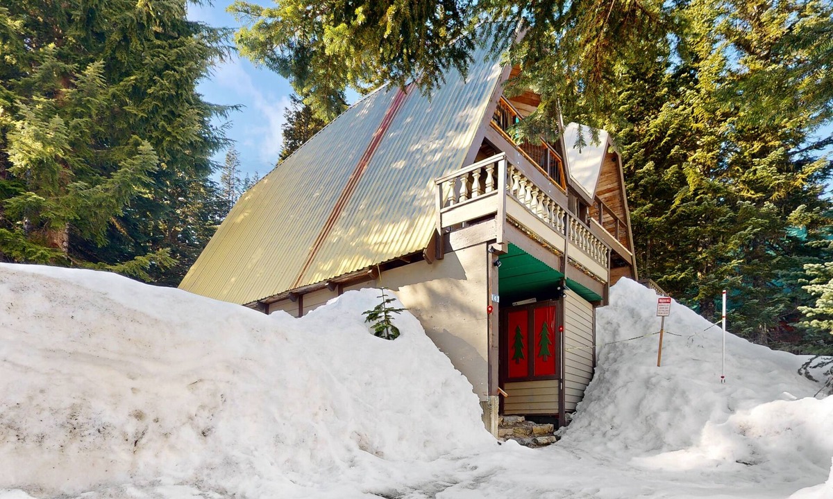Hyak House | Ski-in/out A-frame duplex with deck, woodstove & firepit