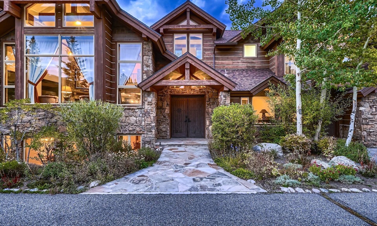 Peak 8 House | Ski In/Out | Every room an En Suite | Snowy Point