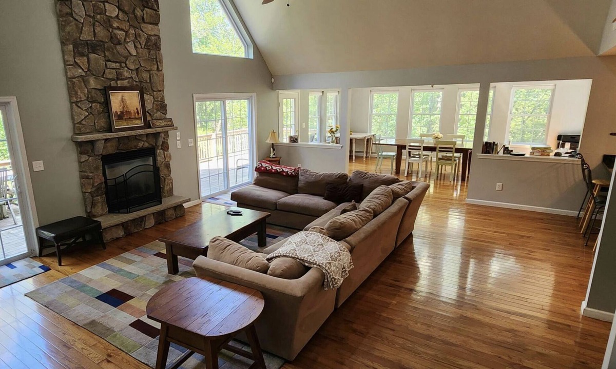 Lackawaxen Ski Chalet | Ski in-out. Spacious 5 Bdrm chalet ,wood pizza oven and bar. Slope opens Dec 13.