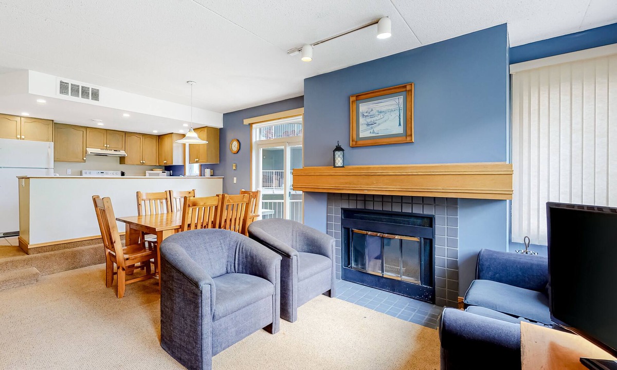 The Blue Mountains Condo | Ski-in/Ski-out Blue Mountain getaway with fireplace & small deck