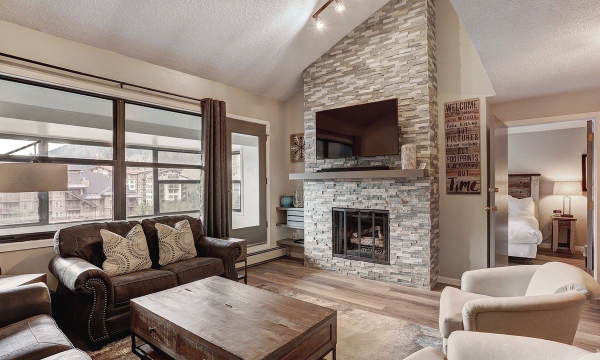 Copper Mountain Village Condo | Ski In Ski Out 2 Bed 3 bath, 1100sqft. Vaulted ceiling sleeps 10 in Ctr Village
