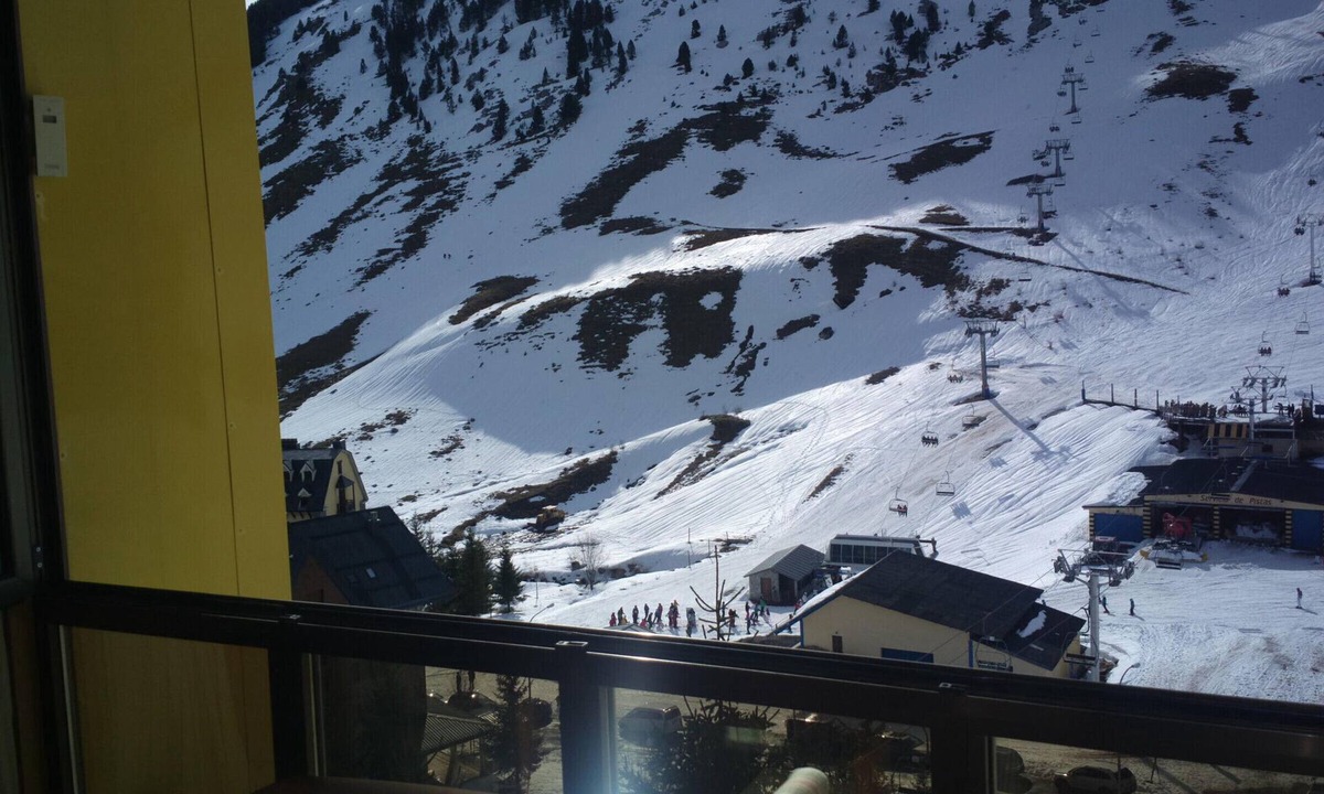 Candanchu Apartment | Ski-in/Ski-out Apartment with Garage in Aisa