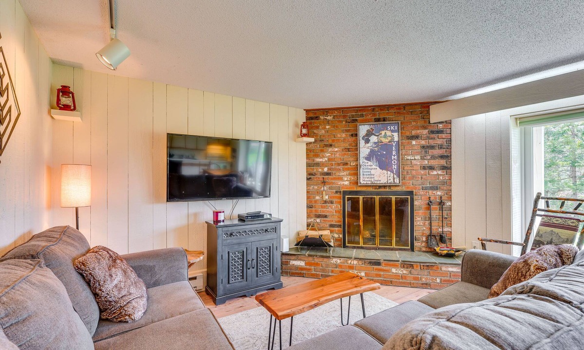 Bromley Mountain Condo | Ski-In/Ski-Out Bromley Mtn Condo: Wood Fireplace!
