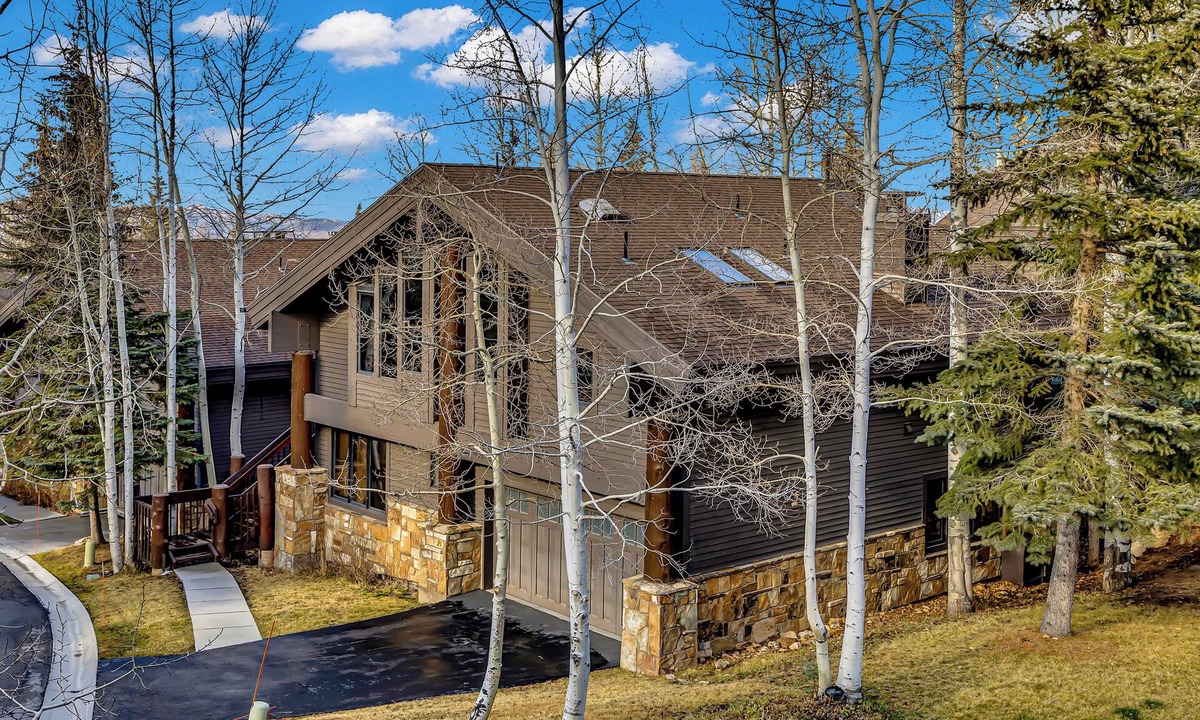 Deer Valley House | Ski-in/Ski-out in the heart of Silver Lake! Spacious with lovely mountain views!