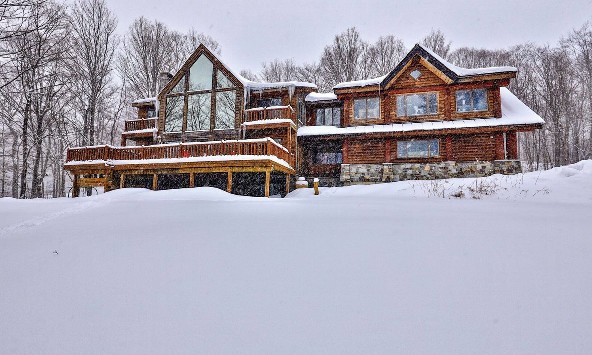 Central Vermont- Killington Cabin | Ski-In/Ski-Out Log Cabin on Great Eastern Trail | Hot Tub, Sauna, Game Room