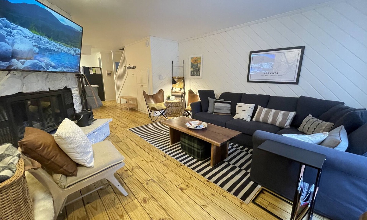 Red River House | Ski-in/Ski-Out, Steps to Lifts, 1 Block to Downtown, Updated & Clean