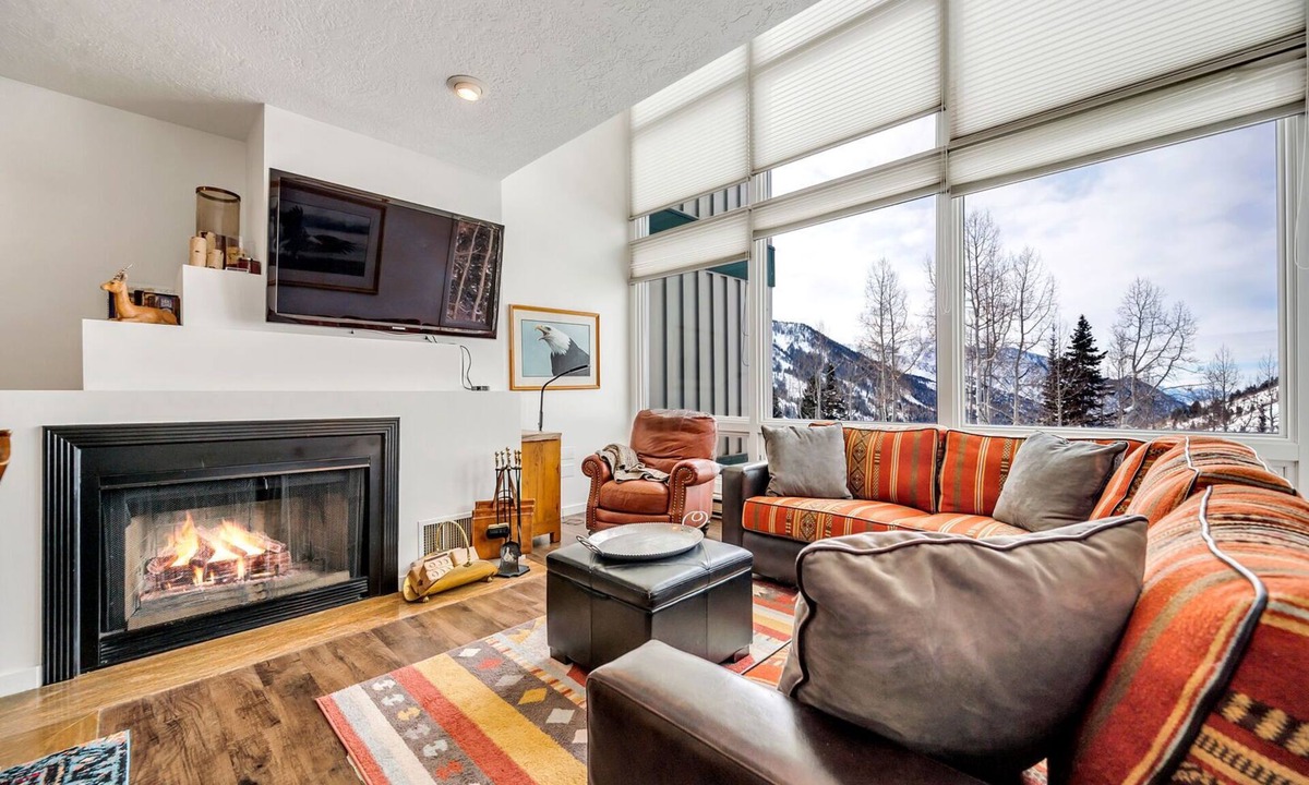 Salt Lake Mountain Resorts Condo | Ski in/Ski Out to Snowbird in Charming Condominium with Open Loft and Fireplace
