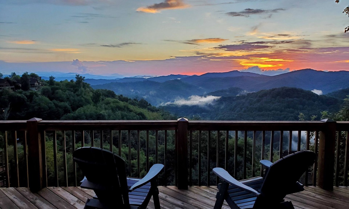 Wolf Laurel Cabin | Ski-In Views & Hot Tub⛷️ Black Bear Lodge + 8 mins to Hatley Pointe