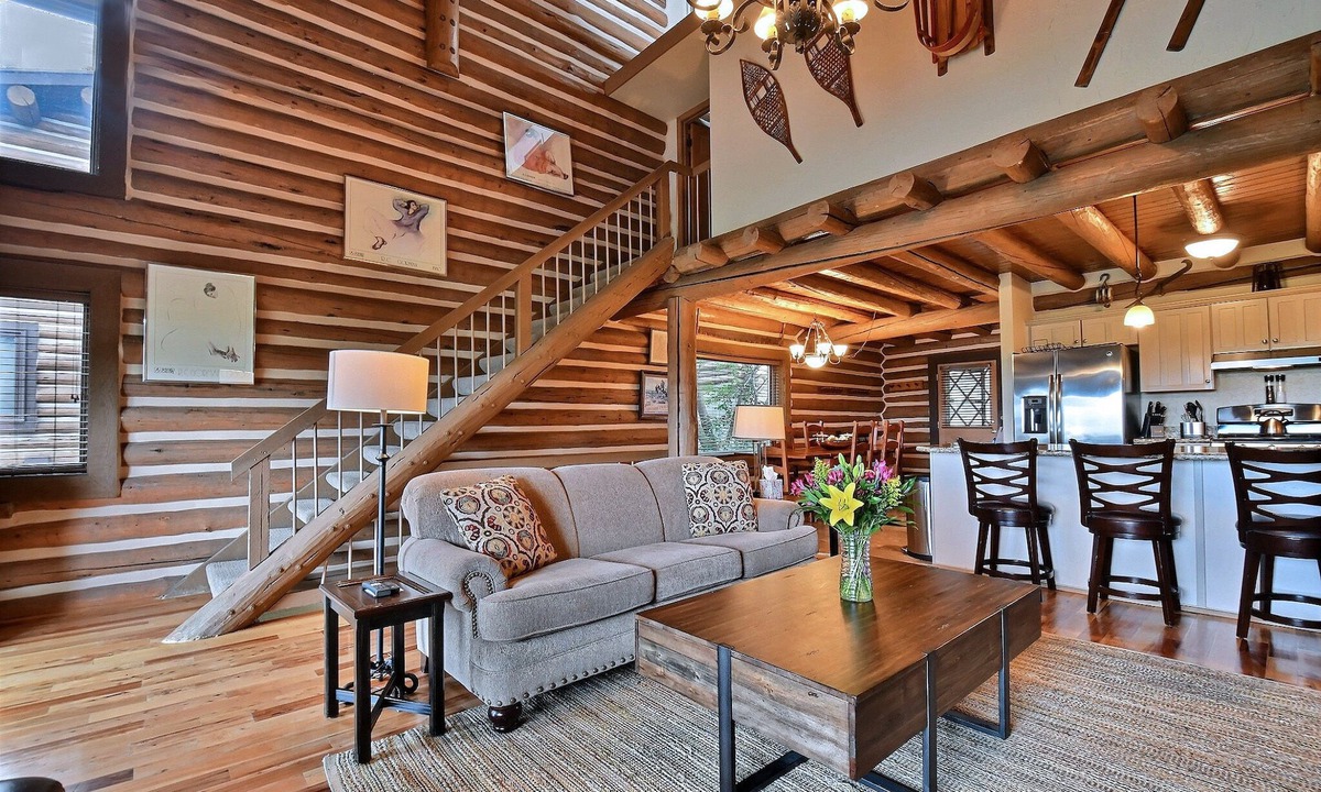 North Park City House | Ski In & Walk to Skiing, Restaurant & PC Base! Sleeps 9! Hot Tub! Up to 25% Off!