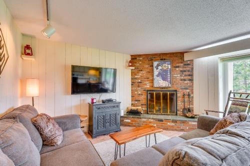 Bromley Mountain Apartment | Ski-InandSki-Out Bromley Mtn Condo Wood Fireplace!