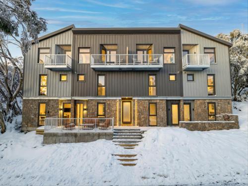 Mount Buller House | Ski Lift Access - Modern 3BR Chalet - Fireplace