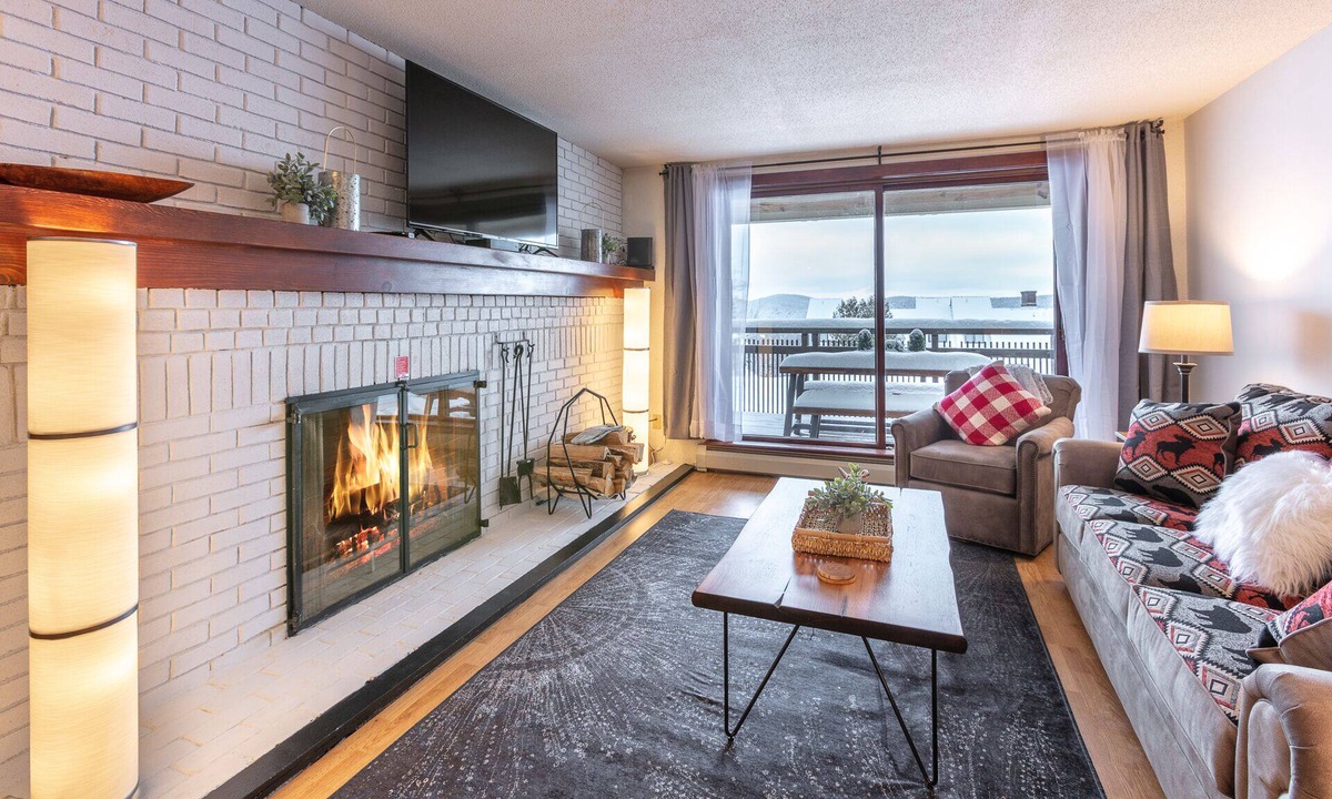 Killington Condo | ⭐️Ski On-Ski Off Cozy Mountain Condo w/Real Wood Fire Place- King Bed 2-Bed/Bath