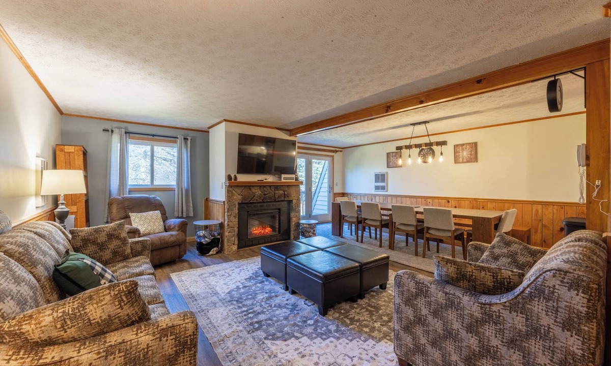 Edray House | Ski-out, 4 BDRM, 3 BA, Plenty of Space, Front door parking, Easy Shuttle Stop!