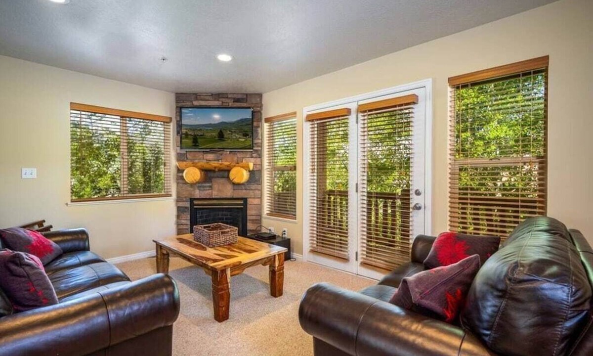 Eden Condo | Ski Paradise MH 303 | Near Powder Mtn | Hot Tub