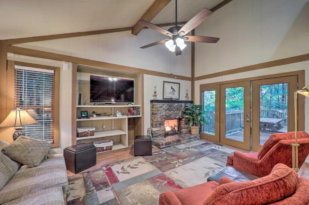 Beech Mountain House | Ski Resort Cabin with Deck in Beech Mountain!