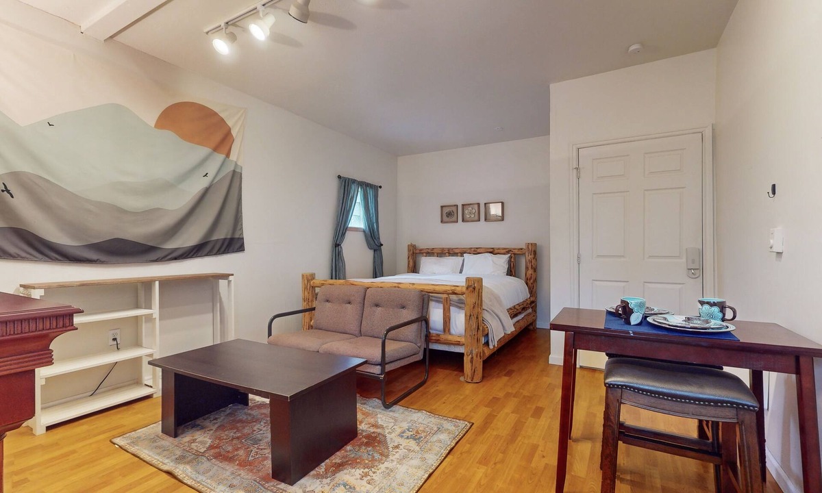 Snoqualmie Pass Apartment | Ski side studio unit with fireplace, desk/chair and Wifi